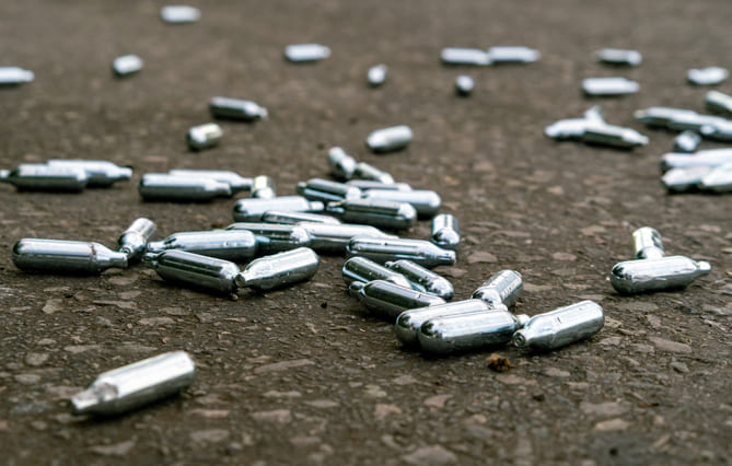 (95) Le préfet du Val-d’Oise interdit de nouveau la consommation par les mineurs du protoxyde d’azote sur la voie publique